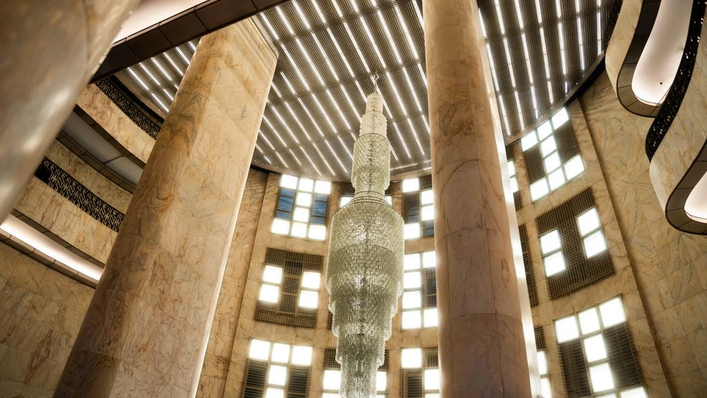 Solzi Luce sculptural linear pendant installed in a private dining room, Milan.